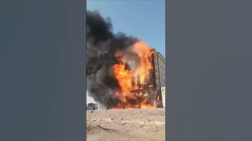 عاجل حريق هائل يلتهم فندقا تحت التجهيز في وسط مدينة عتق شبوه اليمن وسط جهود لمحاولة إخماد الحريق 