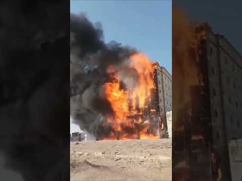 عاجل حريق هائل يلتهم فندقا تحت التجهيز في وسط مدينة عتق شبوه اليمن وسط جهود لمحاولة إخماد الحريق 