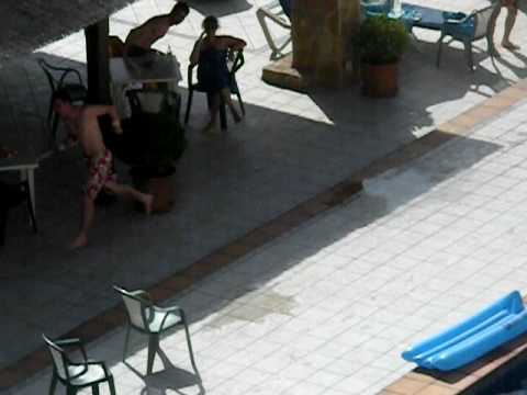 Betrunkene Deutsche am Pool