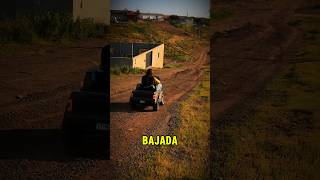 ¡Mira cómo este carrito de juguete pierde piezas en una bajada extrema! #shorts