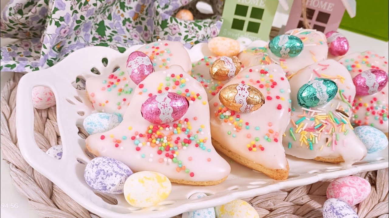Scarcelle Pugliesi: Biscotti Pasquali Tradizionali con Glassa e Decorazioni Colorate