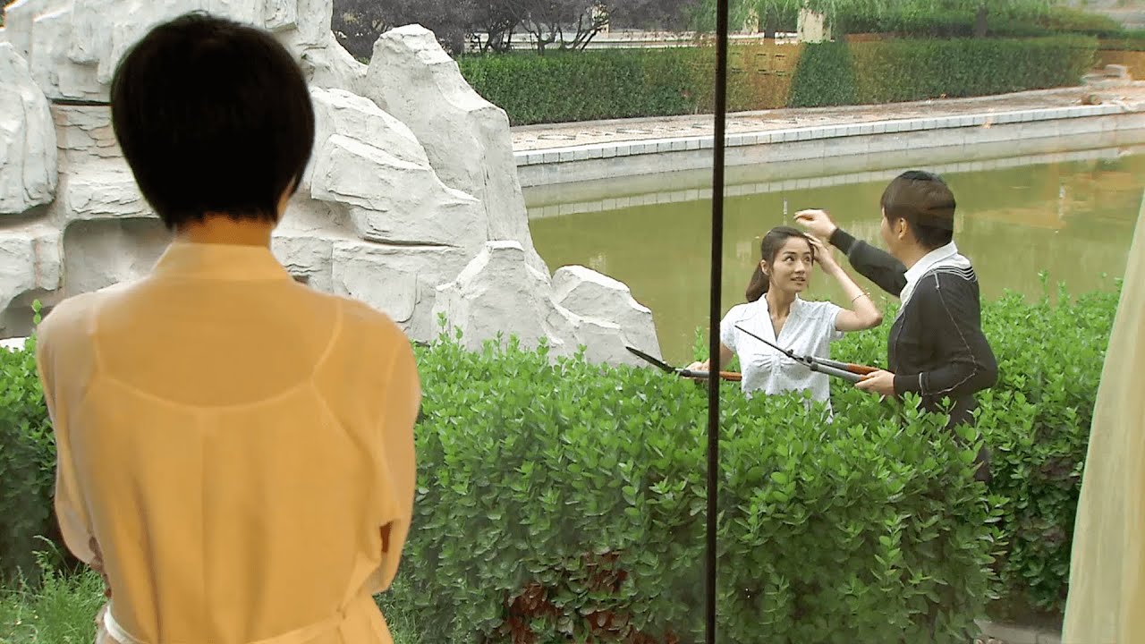 Муж флиртует с няней. А жена за спиной видит всю измену!