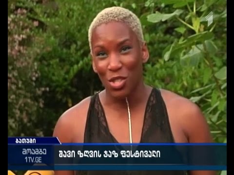 ბათუმში შეკრებილი თაყვანისმცემლების წინაშე ამერიკელი მომღერალი და კომპოზიტორი ლივ უორფილდი წარდგება