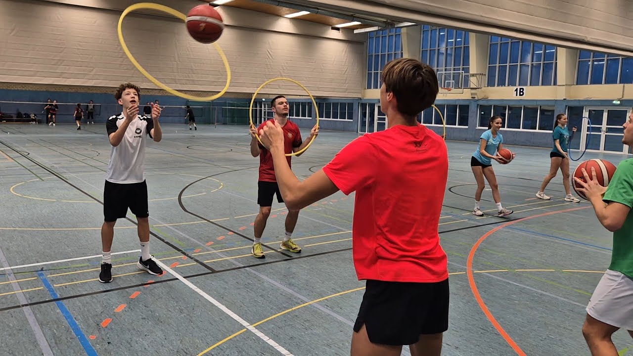 Kooperatives Koordinationstraining mit Basketball und Reifen