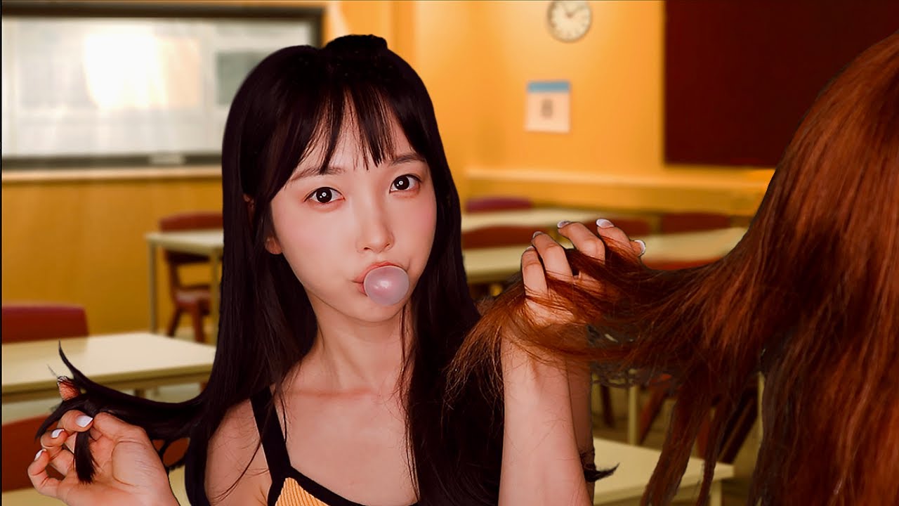 ASMR (영어✔️자막✔️) 유해한 ☠️😨 뒷자리 친구가 내 머리카락을 가지고 논다! ( 껌 씹고 머리 빗고 만지는 소리, 헤어 고데기 소리 )
