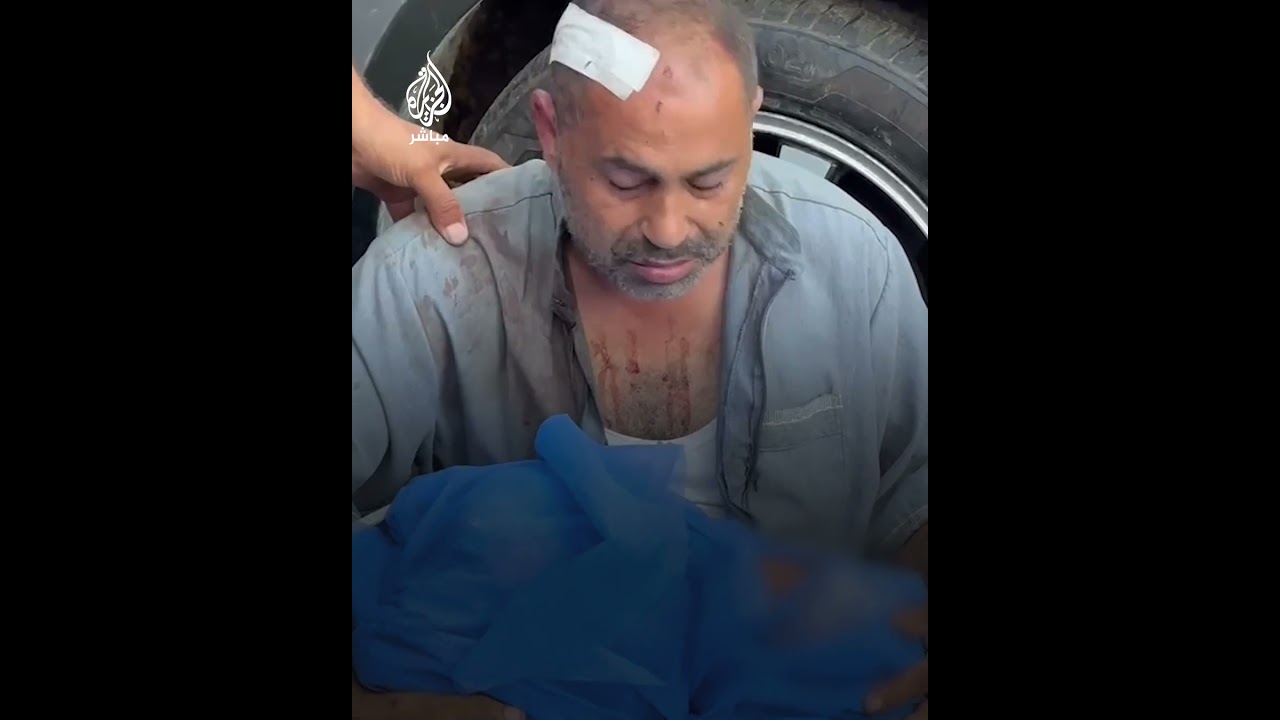 أحباب الله شو ذنبهم يُقتلوا؟! أب يودع ابنته الشهيدة جراء استهداف الاحتلال مخيم النصيرات ليلة أمس