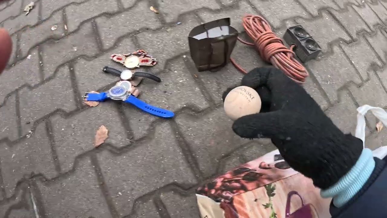 Wyrzucają  do śmieci zegarki i ciekawe skarby od samego rana!SZOK!Wyrzucają pieniądze na śmietniki!