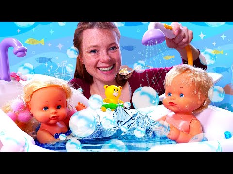 Spielspaß mit Nenuco Puppen. Die Zwillinge baden. Spielzeug Video für Kinder