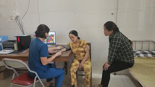 Download Lagu Hong was worried about Mrs. Thuy's health. She took her to see a doctor. MP3 Download Lagu Hong was worried about Mrs. Thuy's health. She took her to see a doctor. MP3