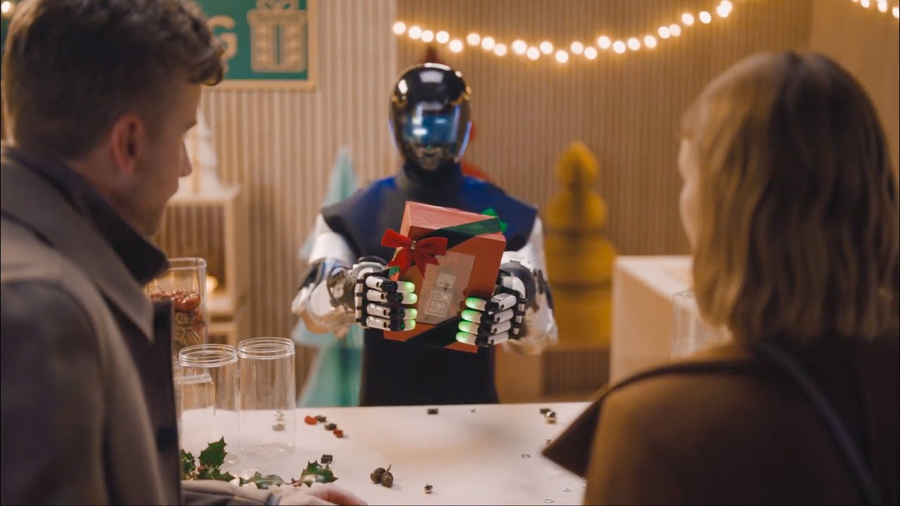 その他 HUMANROBOT PANDEAD Christmas Box What happens if a Humanoid robot wraps your Christmas gift? - YouTube