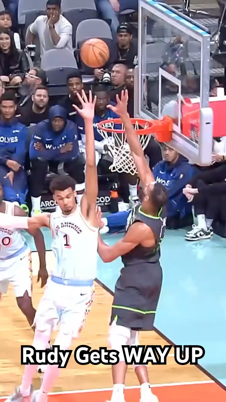 Only a 7-footer could go get this lob!