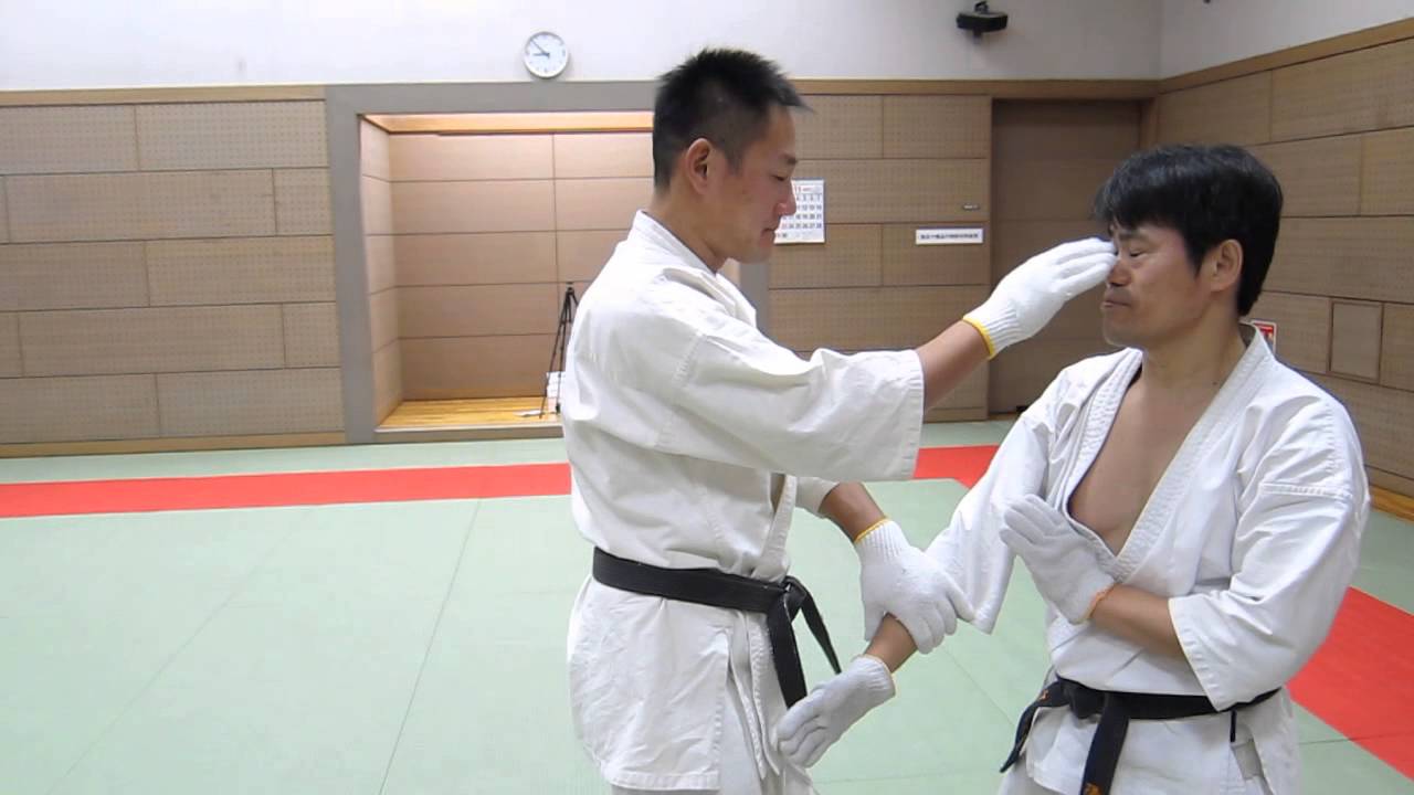 陽明門護身拳法：目潰しの練習 - YouTube