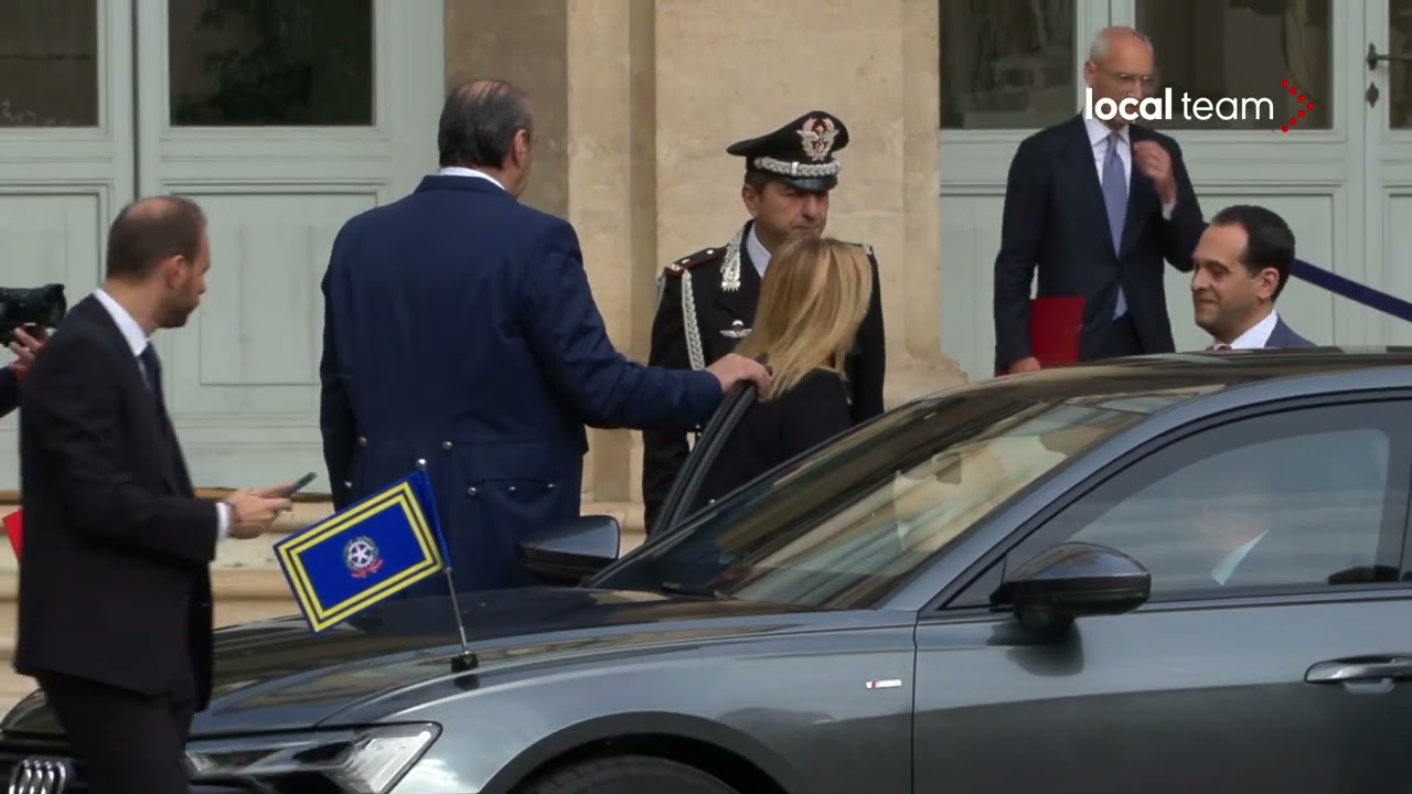 Quirinale, uscita Meloni: salutata dal picchetto d'onore