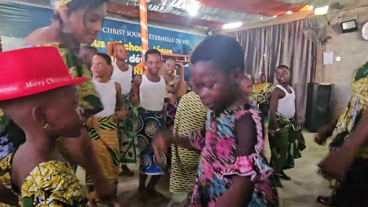 Prestation chorégraphique Noël des enfants MED Porto Dodji