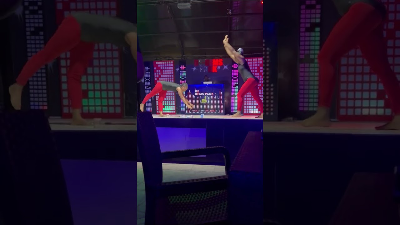 😱🤯😱incredible neck twist (amazing contortionist live performance🎭) 