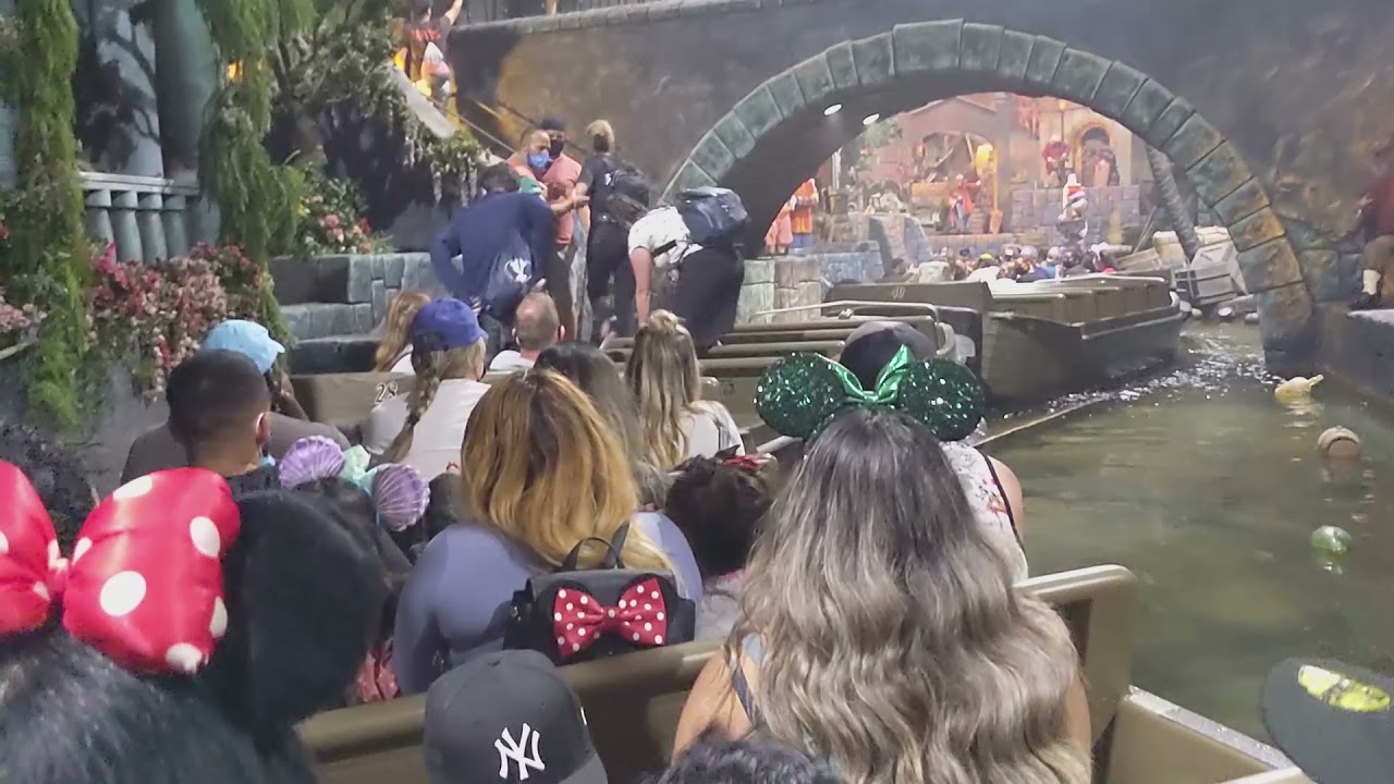 Pirates of the Caribbean BREAKDOWN and EVACUATION (Disneyland 2021)