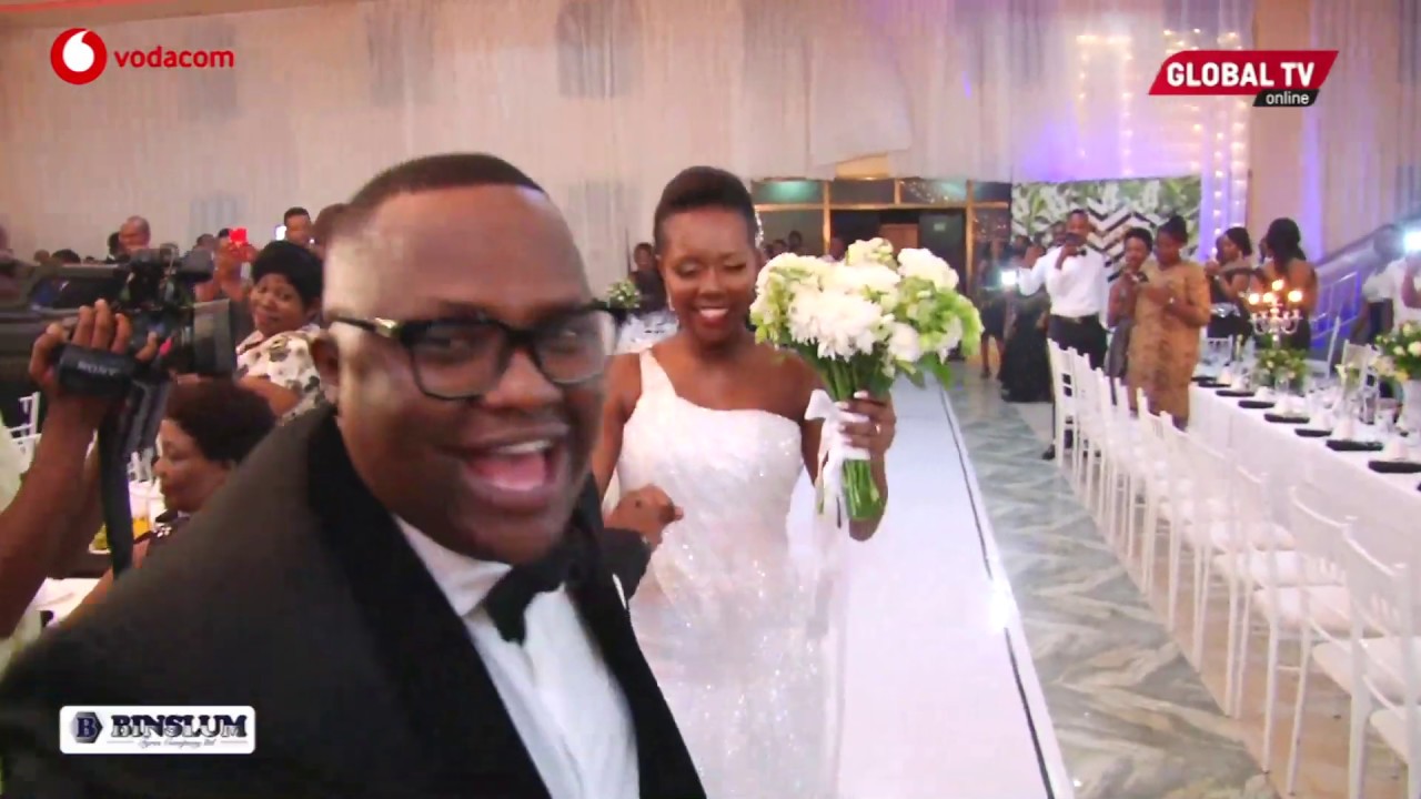 UTACHEKA! VITUKO vya MSECHU Akiingia UKUMBINI na MKEWE - 