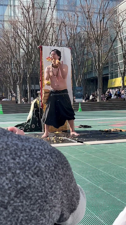 Naked Japanese acrobat in public! Conjuring and eating at the same time!