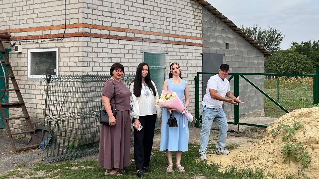 Все буде Україна! Корови бігають по огородах, а у доньки перший дзвоник | Доробляємо вигул...