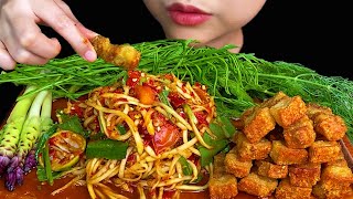 Eating Spicy Thai Food||Spicy Papaya Salad & Crispy Pork Belly
