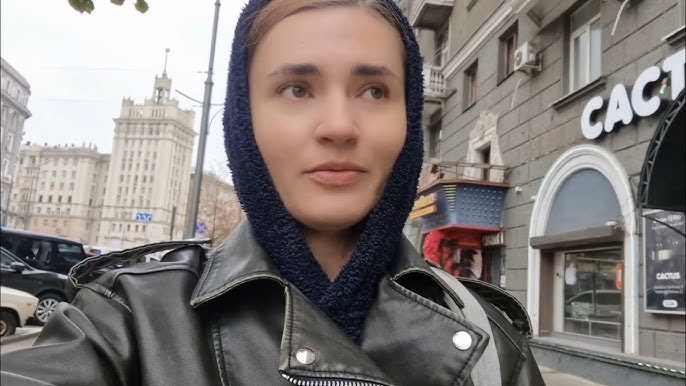 Телефон ажыратымдылығындағы порно Аяқтары жайылған трусикидегі шлюздер (тек фотосурет)