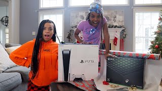 WHEN YOU ACCIDENTALLY SEE YOUR CHRISTMAS GIFT!! ( KIDS SKIT)