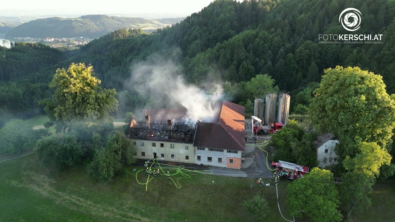 Bauernhof in Bad Kreuzen in Flammen - 11 Feuerwehren im Löscheinsatz