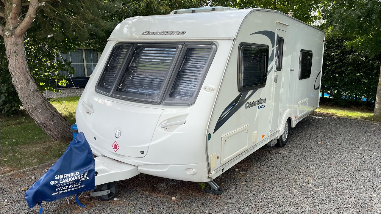 Каюта Sterling Coastline Excel 550 Tourer с четырьмя спальными местами и стационарными кроватями.