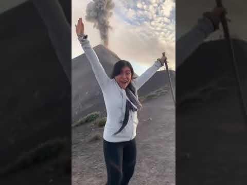 لحظة انفجار احد البراكين اسمع الصوت رعب