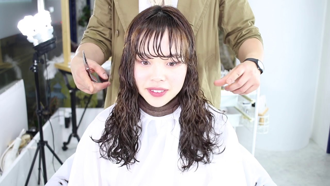 【波ウェーブ パーマ やり方 】ミディアム ロング 美容院 で 波ウェーブ 外国人風ヘア に巻き髪よりナチュラルおしゃれ。 YouTube