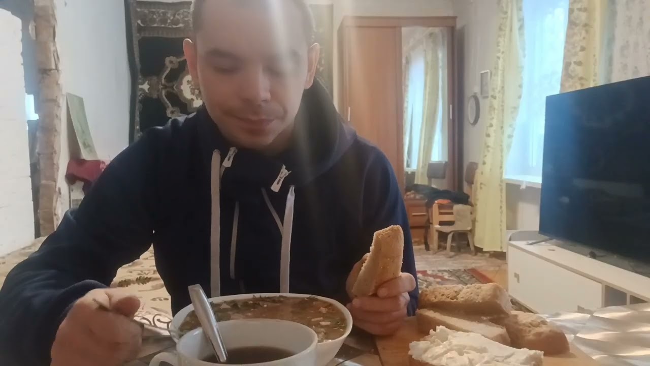 Жизнь в деревне уборка снега, скидываю снег с крыши