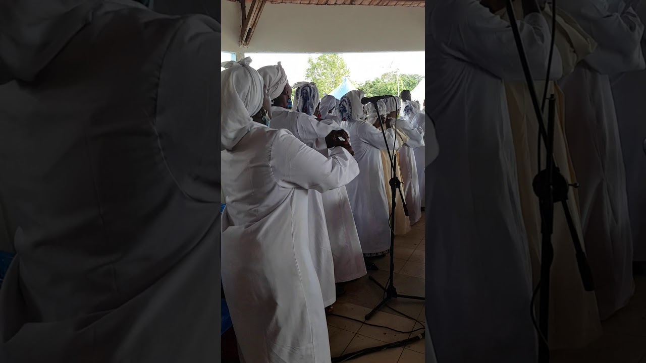 Chorégraphie des pèlerins pour dire merci à  Marie pour ses 34 ans de présence à Nsimalen