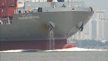 Mỏ neo khổng lồ xả nước liên tục khi tàu container khủng vào cảng Cát Lái