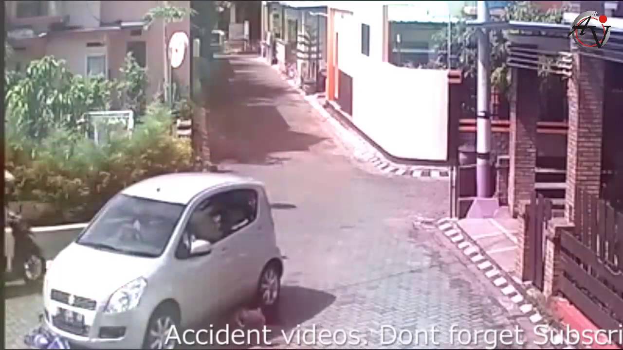 VIDEO, children run over the car and get up again - YouTube