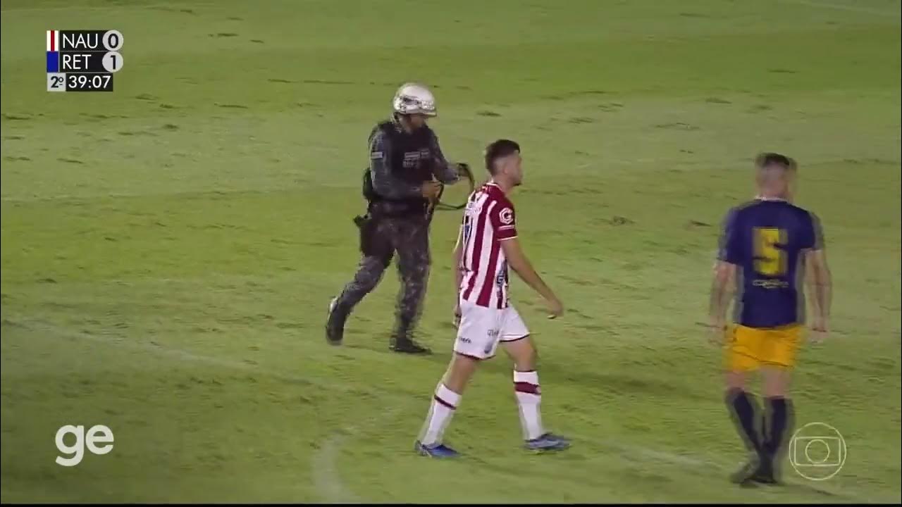 كلب بوليسي يغزو الملعب خلال مباراة كرة قدم في البرازيل ، مستخدمو