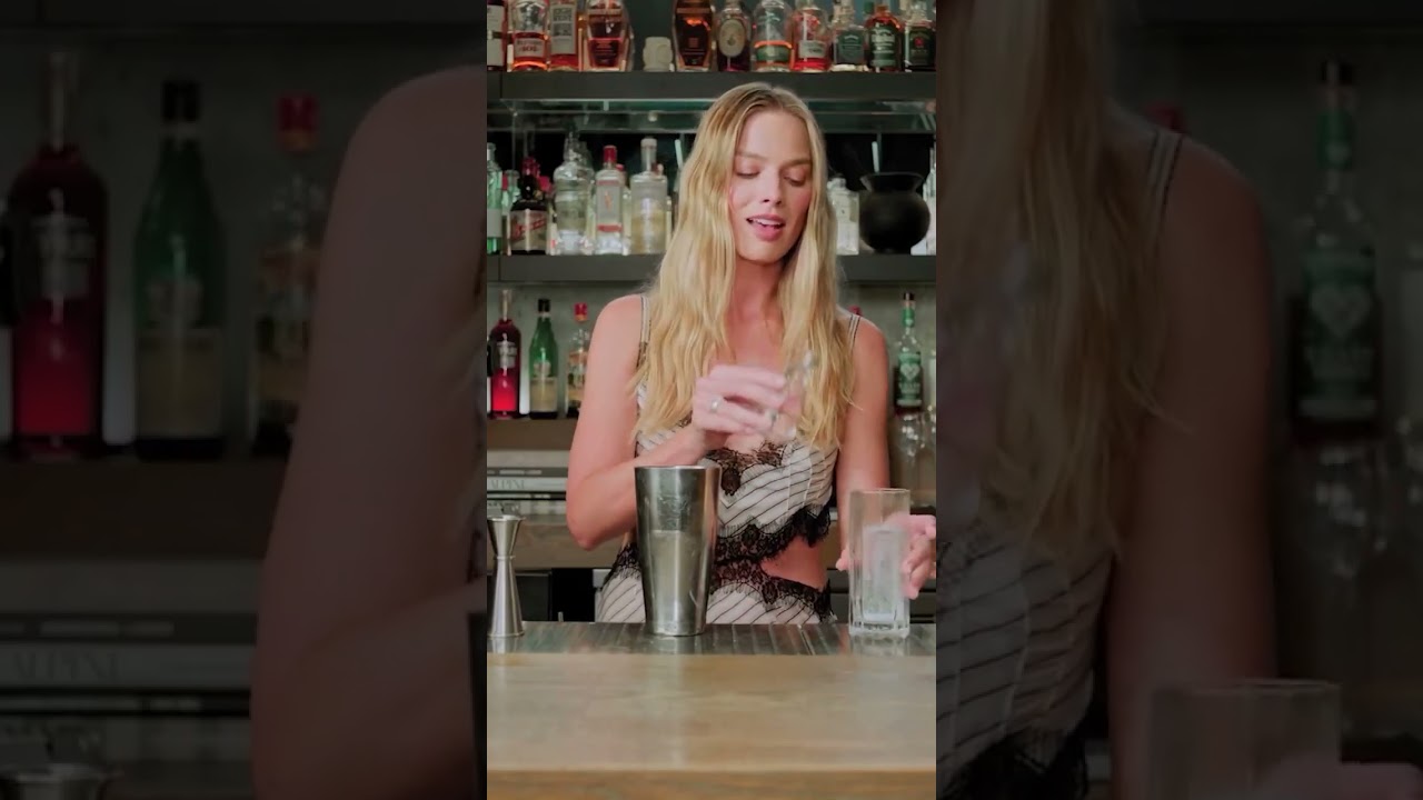 #Repost from @britishvogue | Antes de conquistar Hollywood, Margot Robbie trabajaba en un bar.