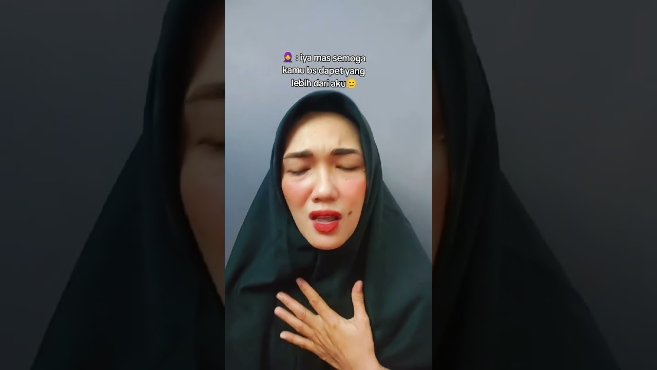 Uning mushukiga katta qol qoyadi Sikilayotgan ayol surati