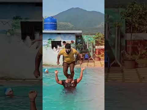 സ്വിമ്മിംഗ് പൂളിൽ