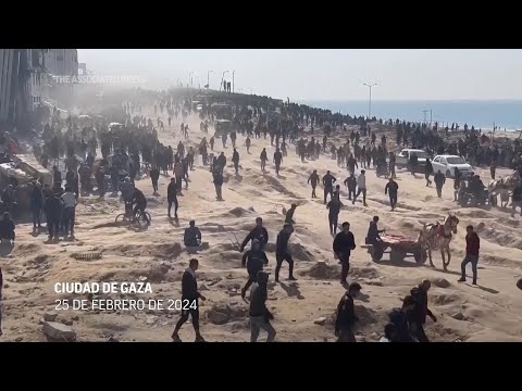 Cientos de personas esperan ayuda entre las ruinas de la ciudad de Gaza