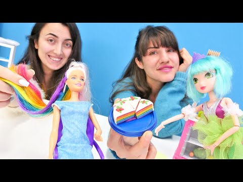 Barbie saçlarını gökkuşağı renklerine boyuyor! Play Doh oyun hamurundan Rainbow pasta yapımı!