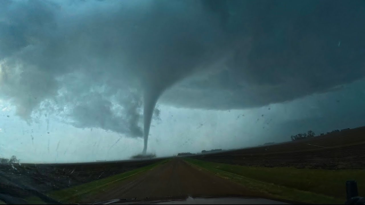 🔴LIVE MINNESOTA/IOWA STRONG TORNADO THREAT - LIVE STORM CHASER