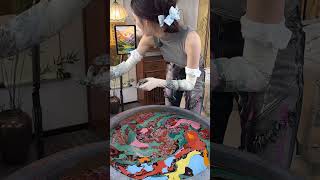 Use different colors mixed on the surface of the water to create a beautiful bag