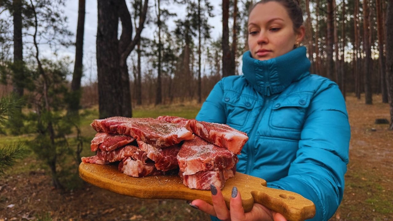 She Cooked 8 kg (18 lb) of Steaks Alone in the Forest — The Smell Brought Everyone