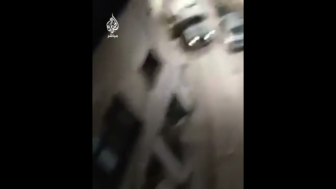 فلسطينيون يرشقون آليات الاحتلال بالحجارة خلال اقتحامها أطراف مخيم قلنديا شمالي القدس