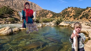 A Lonely Nomadic Woman | Traditional Fishing Techniques and Survival in a Mountain River 🎣🐟🏔️