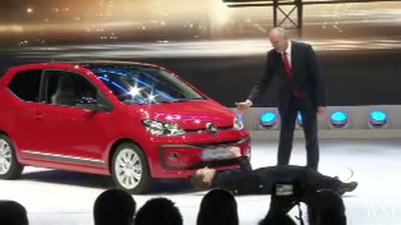 フォルクスワーゲンの発表中に排ガス不正に抗議する何者かが壇上へ侵入した瞬間のムービー Gigazine