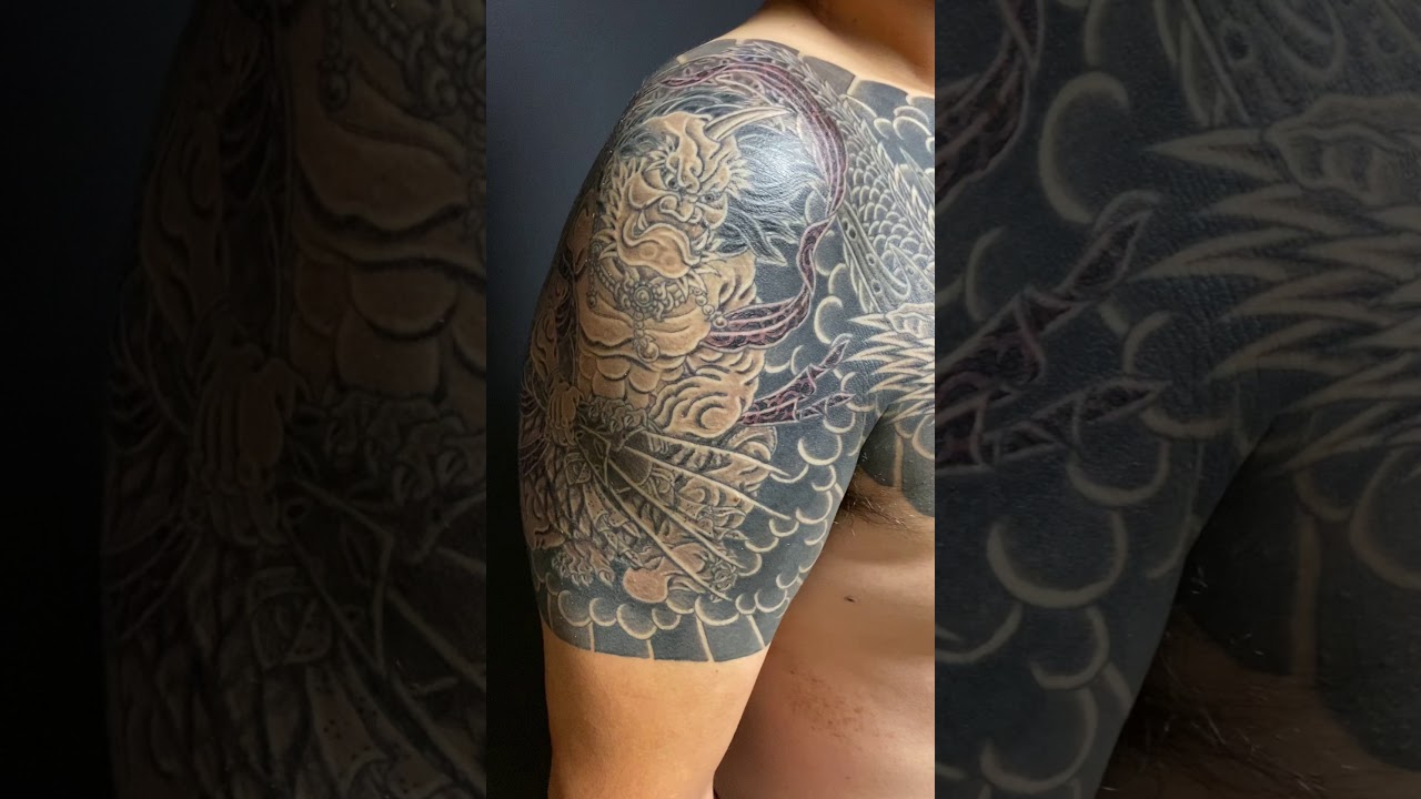 風雷神龍のカラス彫り完成 東京刺青師二代目江戸光 和彫り 腕 額彫り Youtube