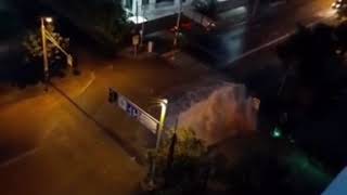 Порыв горячей воды разбил машины и светофор в Алматы