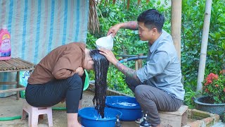 Mayor Vu personally washed the hair of single mother Nhien while she was pregnant.