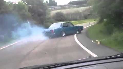 Uscire dall'autostrada con una derapata